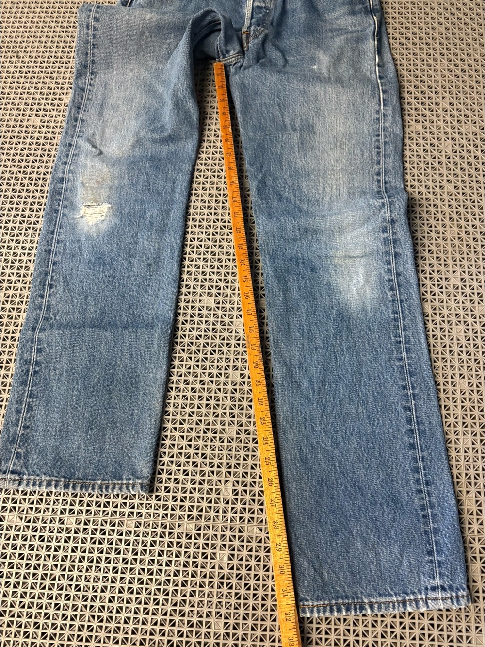 Vintage Levi's 501 Medium Wash Button-Fly Blue Jeans - Y2K - Picture 12 of 15